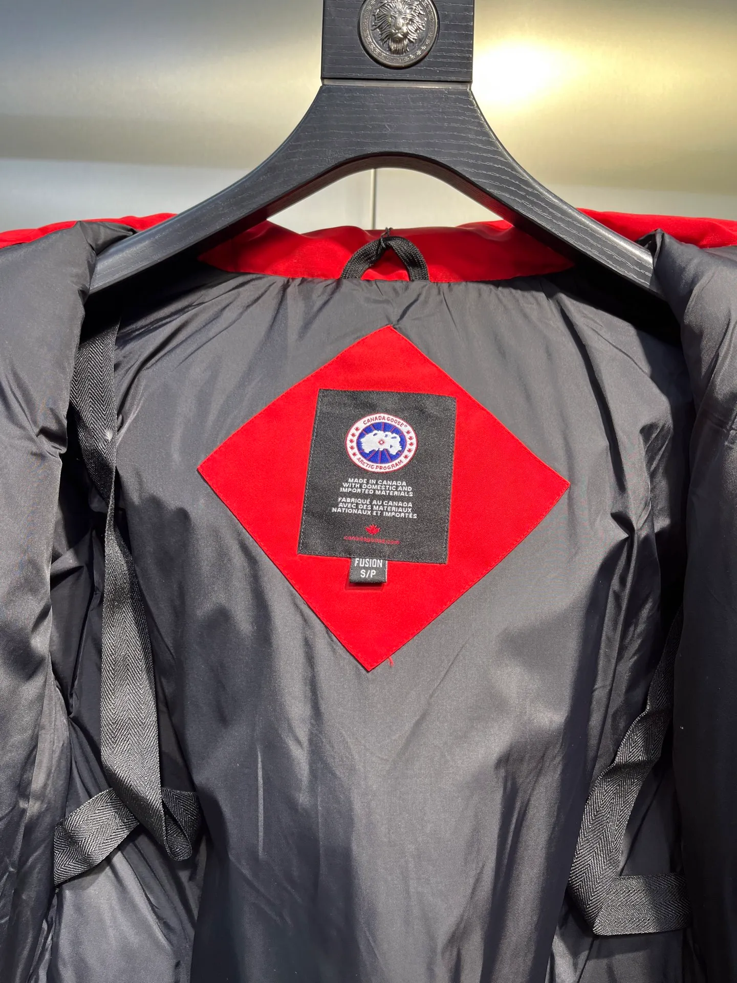 P840 Canada goose🌟 Canada Goose 07 models All in stock, 6 colors, I will never stop stocking this winter All original factory customization All details strictly required have been corrected since the beginning of this year Detachable fur collar! The workmanship and wiring are very straight! A big goose is enough for a winter. Size: 1. 90% white duck down from a conscientious manufacturer (some people brag about their own goose down, please search it on your own. Goose down is warmer and less fluffy than duck down, so good down jackets are all white duck down. There is no such thing as white goose down) 2. Upgraded fabrics with moderate hardness, waterproof, windproof and anti-fouling (Arctic Tech fabrics imported from South Korea are not comparable to fabrics dyed by some small workshops) 3. YKK No. 10 authentic zippers (Japanese customized YKK zipper, silky smooth, not stuck, officially designated) 4. Western Canadian wolf hair (Wolf hair is divided into eastern, central, and western. Western wolf hair is light in color, dense, and has good thermal insulation effect. It is the genuine Canada Goose grade) Let’s analyze and explain some details of the production 1. First, sew the liner and then fill it with down (some small factories and small workshops first fill it with down and then sew) Why? The technology is not up to par and the hardware conditions are not enough! ! ! For this step alone, we need to spend more time and money. 2. Filling the inner tank with down. We are all down filling machines to ensure that the down weight of each pill is the same. There is a video (small factory, small workshop is stuffed by hand). Why? The hardware conditions are not enough. A machine costs more than 100,000 yuan. Small factories simply cannot buy it. This means that the weight of the down in each liner cannot be guaranteed, and the warmth of high-end down jackets cannot be guaranteed. 3. For the needles of the sewing machine, we all use the top-notch No. 7 needles (small factories all use No. 10 needles). The finer the needle, the finer the needle eye, which reduces the risk of velvet and velvet running. 4. Wolf fur collar We are all spliced in whole or in large pieces (small factories mostly use broken pieces) The warmth retention of wolf fur is very good, but the splicing of scraps cannot guarantee the warmth. Color: Black, white, gray camouflage, sci-fi blue camouflage, green camouflage, sky blue, dark blue, cool gray, red. Professional Canada goose producers, we are enough this winter! We would like to sincerely thank everyone who buys our down jackets!  size：xs-xl
